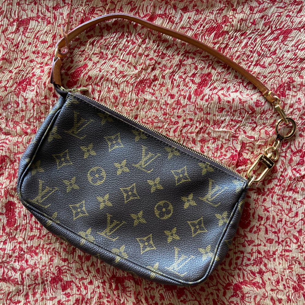 2002 Louis Vuitton Monogram Canvas Pochette in excellent vintage condition